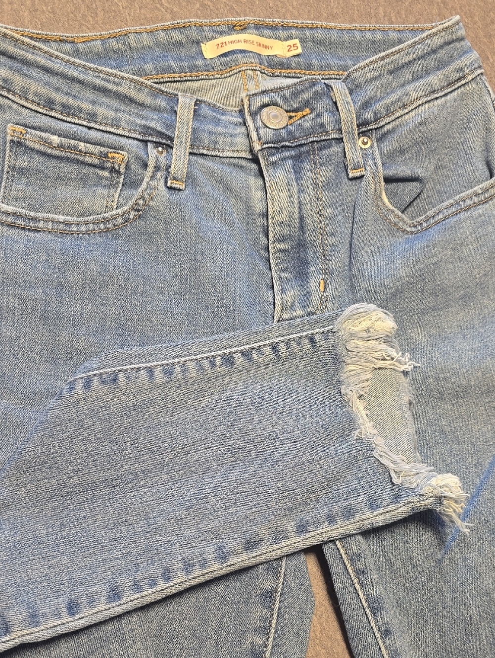 Levi's High Rise Skinny Jeans in Light Blue with Knee Distress Size 25